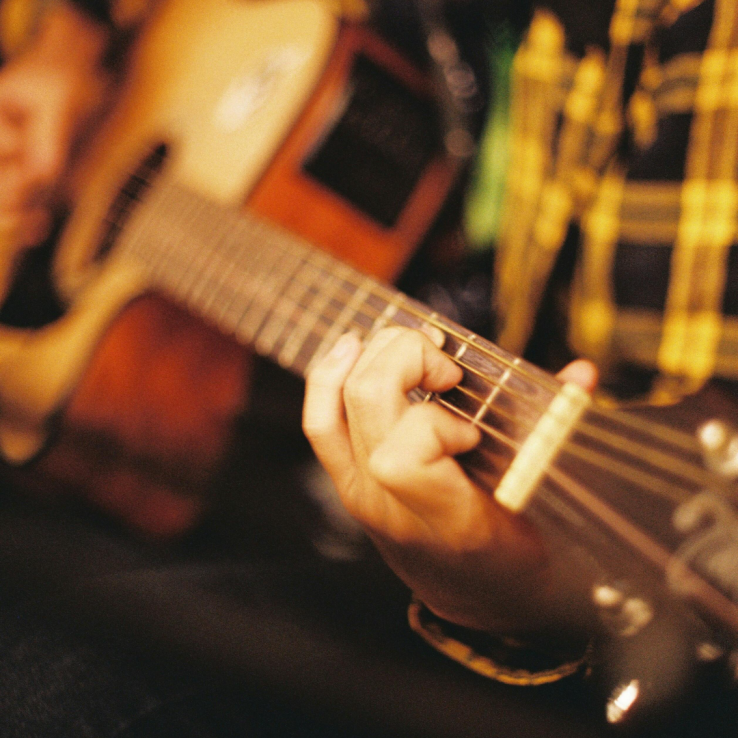 Jak zacząć grać na gitarze? Przewodnik dla początkujących